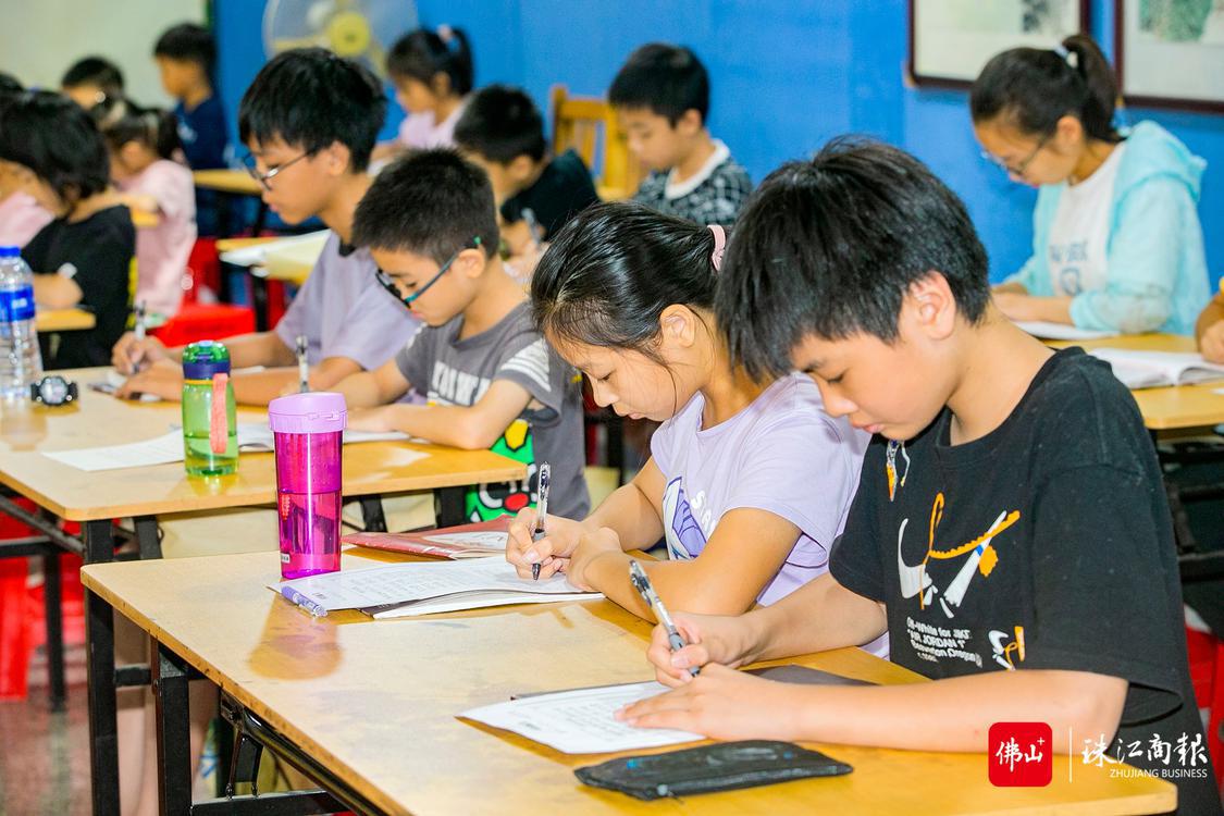 沙富村小朋友练习硬笔书法。珠江商报记者朱德文摄.jpg