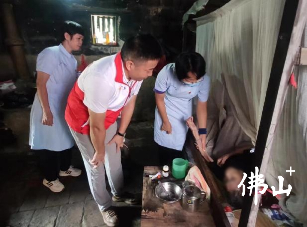 开展微心愿行动,为一位长期患病卧床的老人“送医入户”.jpg