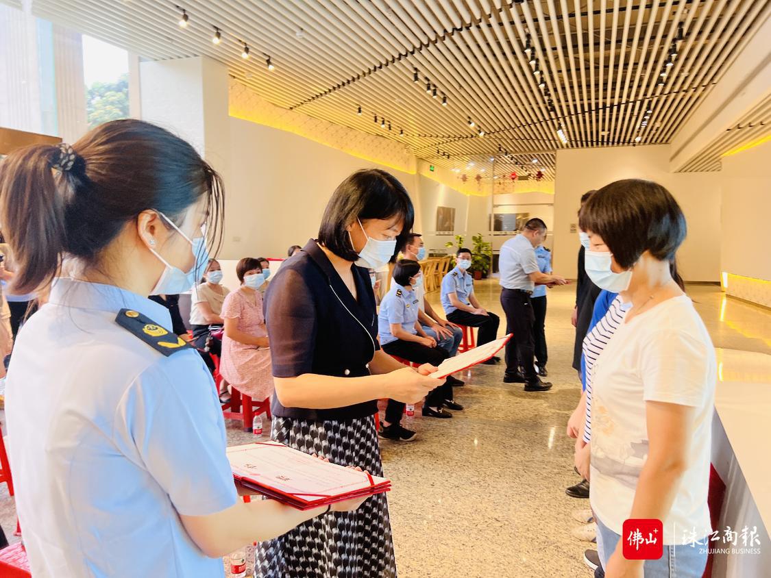 图:梁淑艳副书记为志愿者颁发聘书.jpg