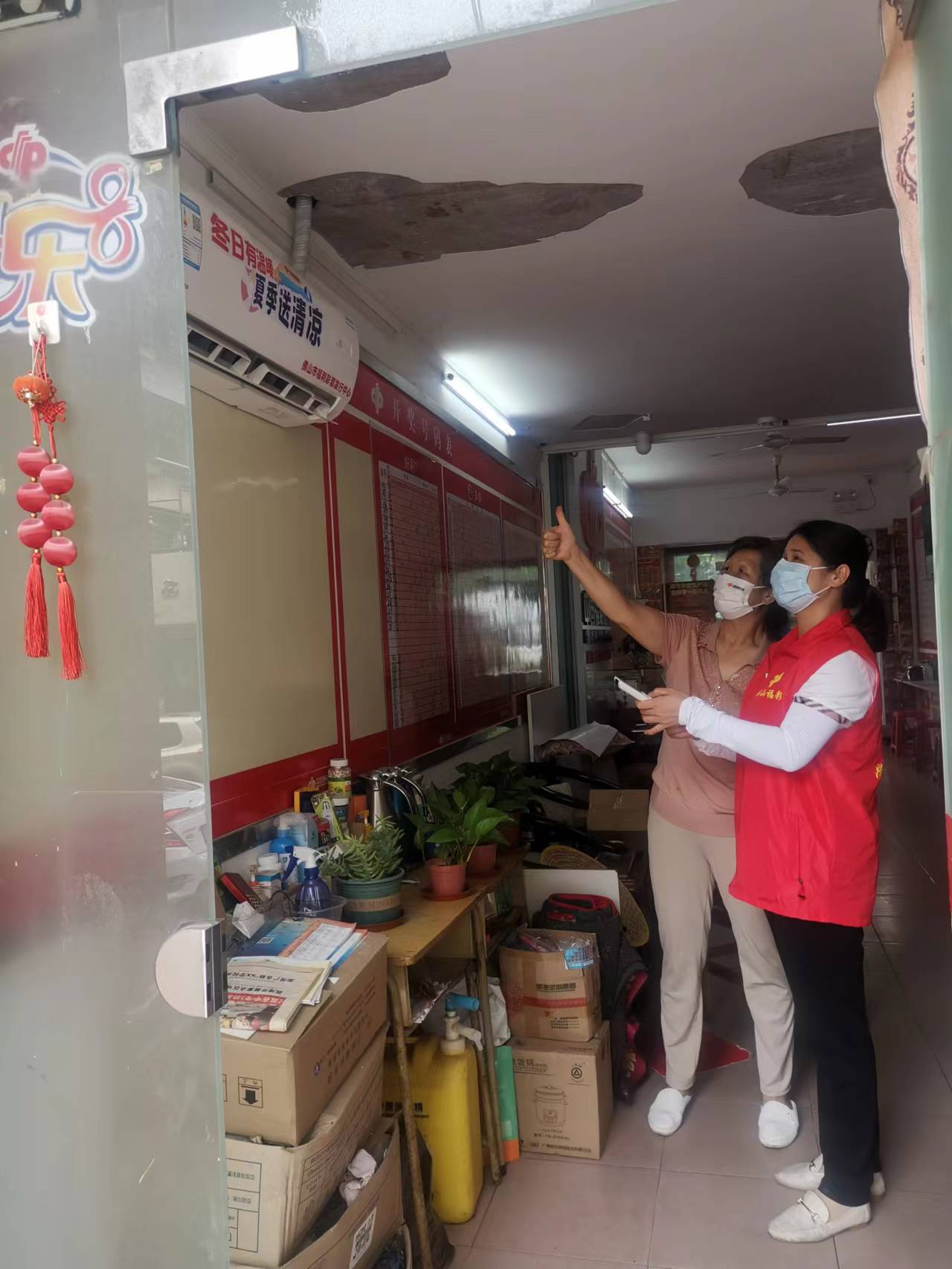 佛山福彩开展“夏日送清凉”活动,党员同志到福利彩票销售站点验收空调1.jpg