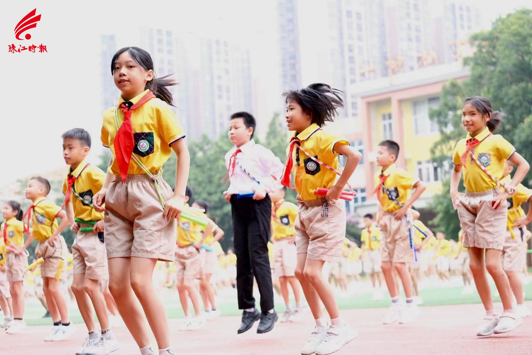 学生在大课间跳绳。