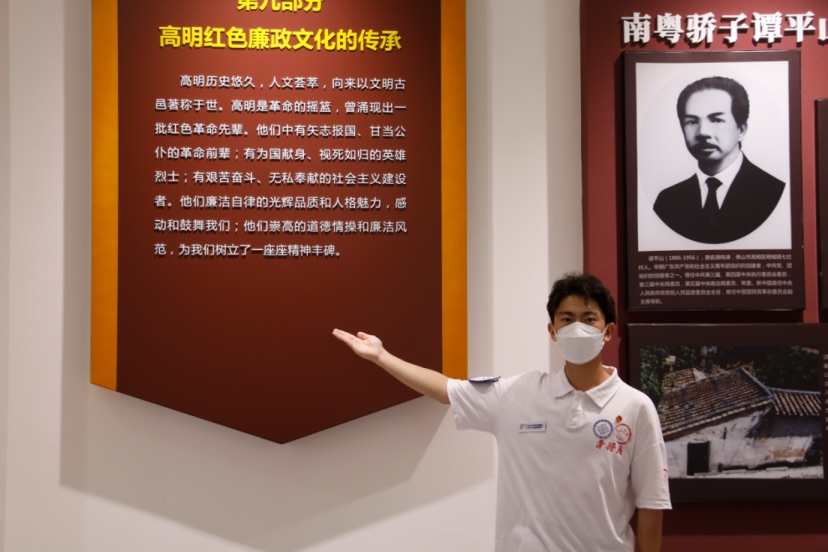 图为团队成员讲解谭植棠生平事迹.jpg