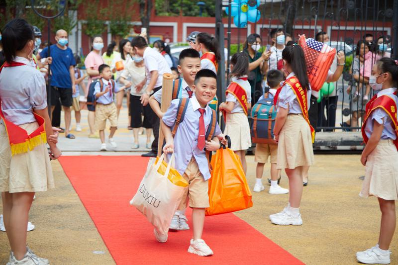 协同学校学子开心返校。/佛山日报记者吕润致摄
