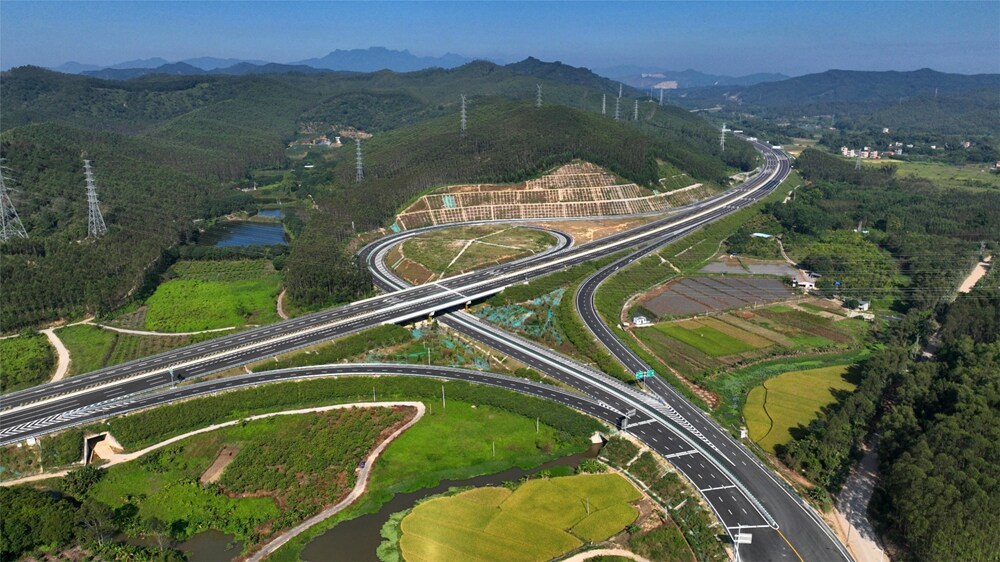 惠州路网四通八达。这是惠龙高速仍图收费站路段。