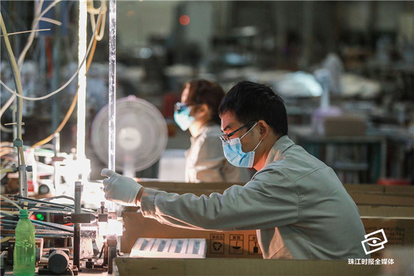 广东雪莱特光电科技股份有限公司生产车间工人抓紧时间生产紫外线消毒灯。珠江时报记者方智恒 摄