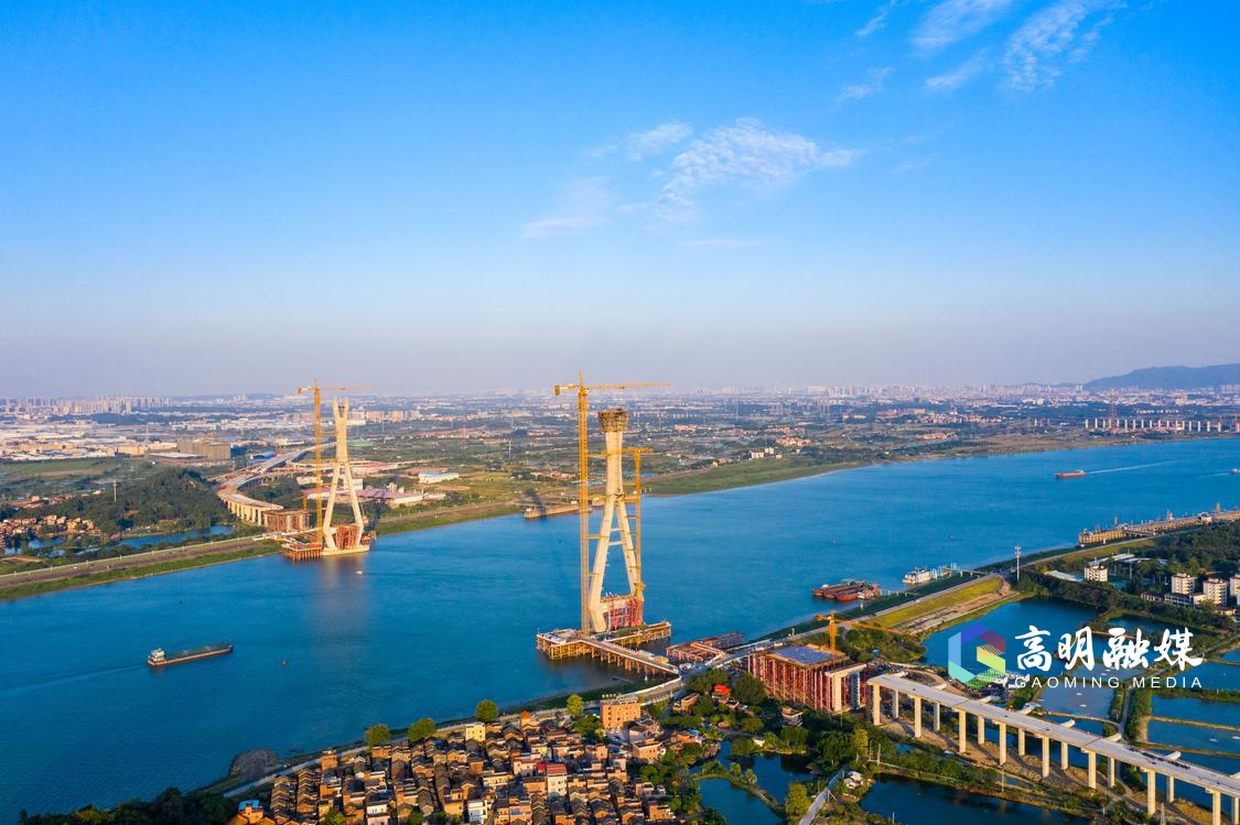 2022年10月,蓝天白云中的富龙西江特大桥工程。