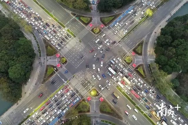利用全方向待行、左转待行等先进疏导方法,南海大道与季华路交界堵点得到有效缓解。 图片