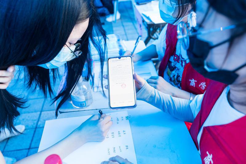 在出示学生证、行程码、粤康码、准许返校通知书核验身份,接受体温测试等一系列流程后,学生才能迈入校园。/佛山日报记者王伟楠摄