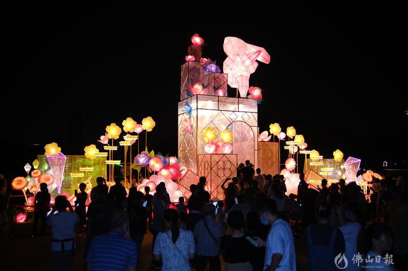 《秋月春花》巨型装置吸引市民打卡留念。