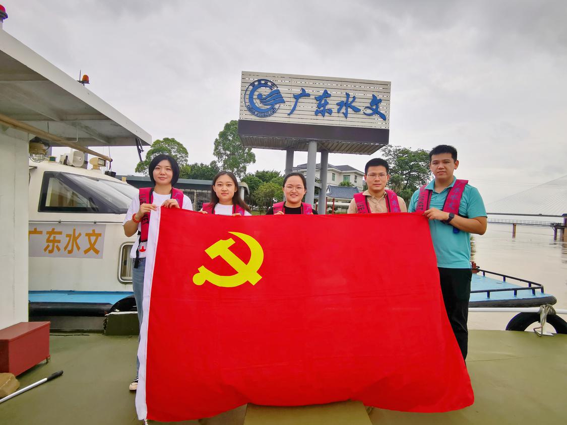 三水区水文中心青年党员杨志斌(右一).jpg