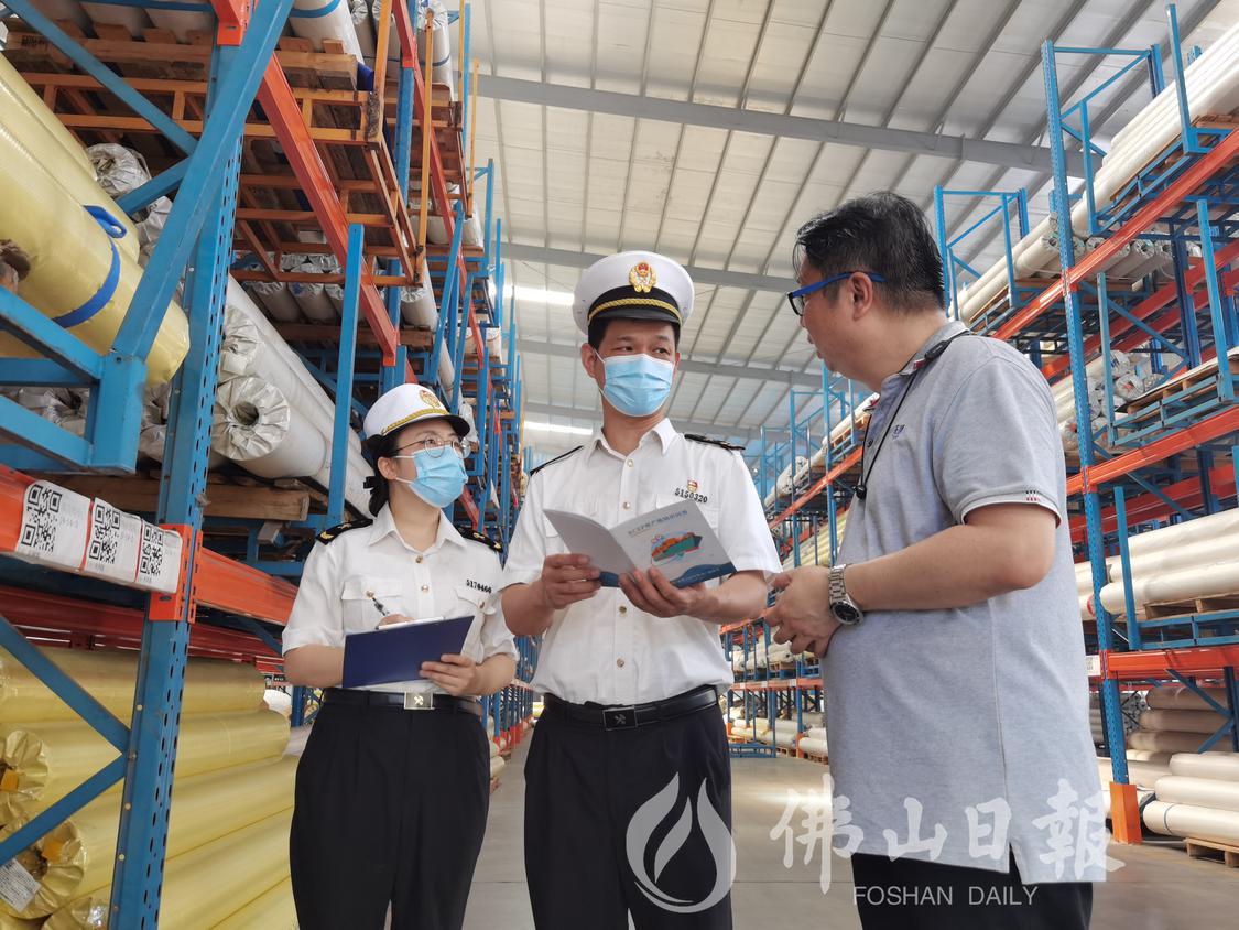 图片说明:佛山海关驻高明办事处关员到辖区进出口企业开展政策宣贯.jpg