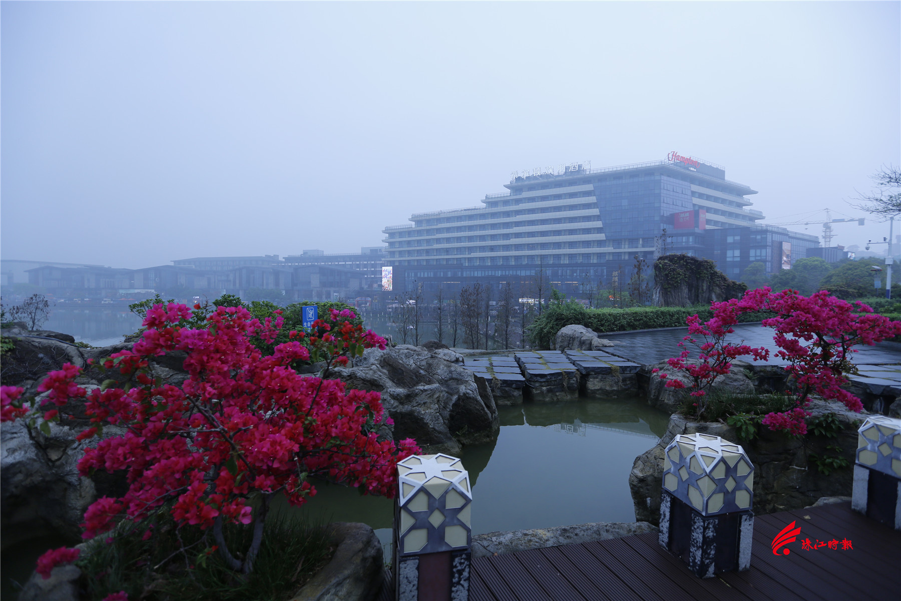 5月,听音湖烟雨蒙蒙,花团锦簇。(摄影:黄幼谦)