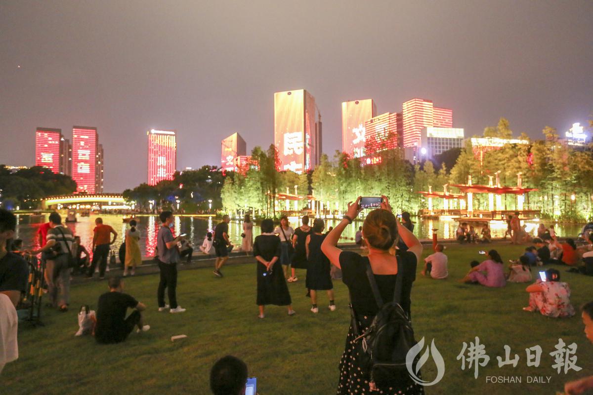 千灯湖市民广场上，市民前来欣赏梦幻的灯光秀。/佛山日报记者王伟楠摄