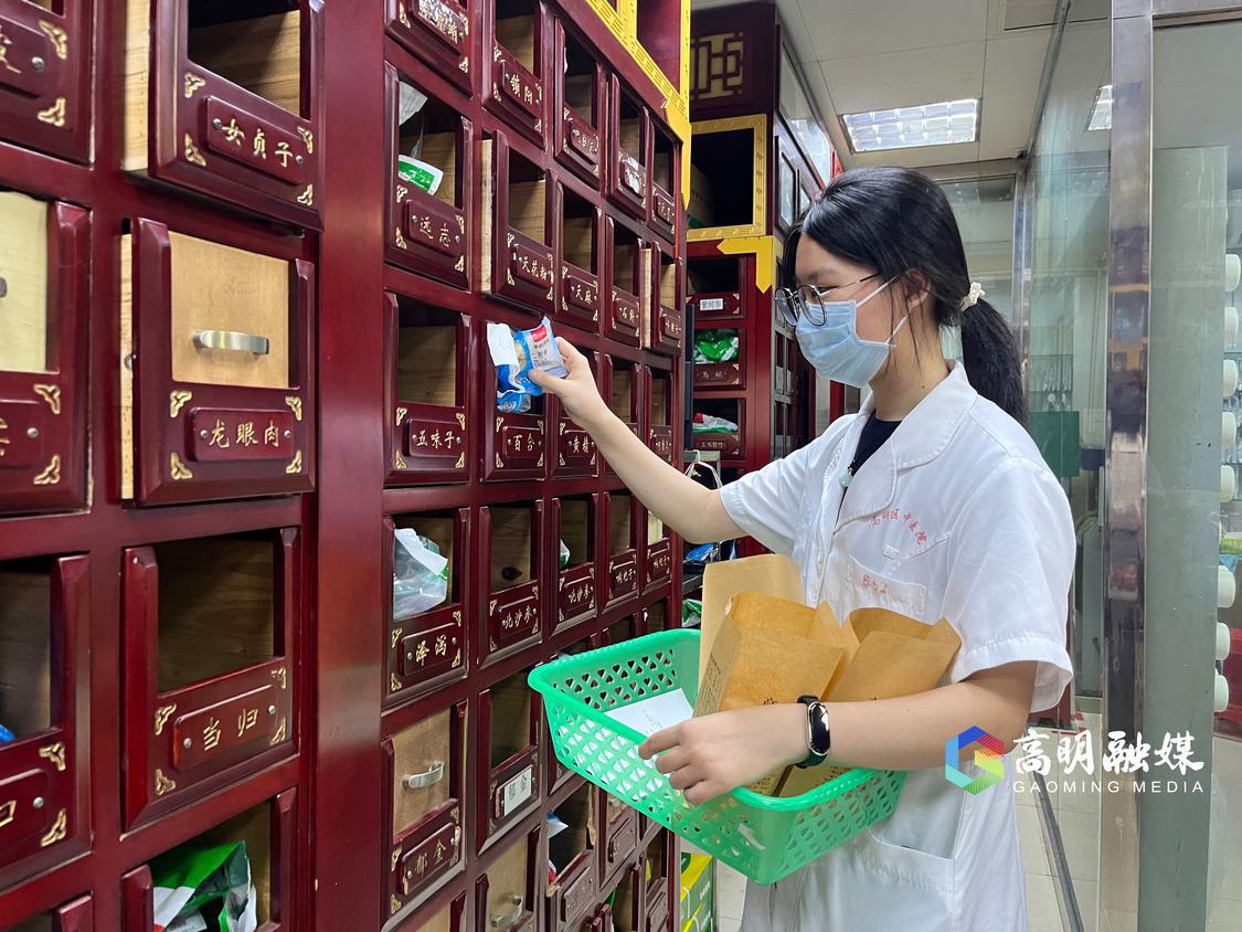 高明区中医院中药方药师正在抓取药材。高明融媒记者陈嘉懿摄.jpg