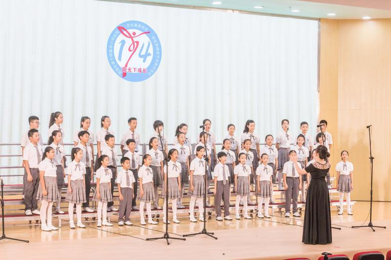 2021年7月16日,南海区第十四届中小学生艺术展演暨学生文明素养展示活动现场,南海双语实验学校在台上进行合唱表演《我是鱼》以及《Come to the music》。/佛山日报记者王伟楠摄