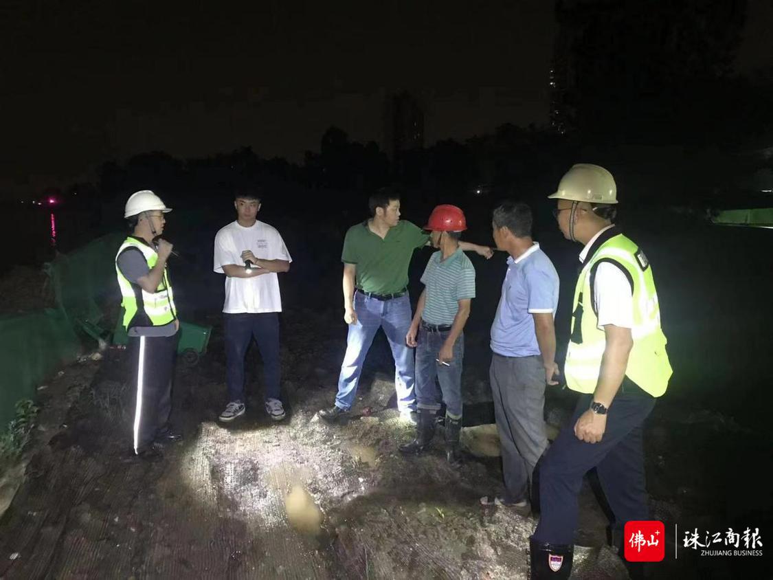 6月14日晚，顺德区住房城乡建设和水利局水利建设科到容桂龙涌电排站新建工程和容桂闸站群监控系统改造工程督导度汛防御工作。.png
