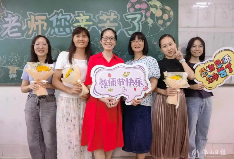 吉利中学学生们为老师送上祝福。佛山日报摄影俱乐部袁超摄