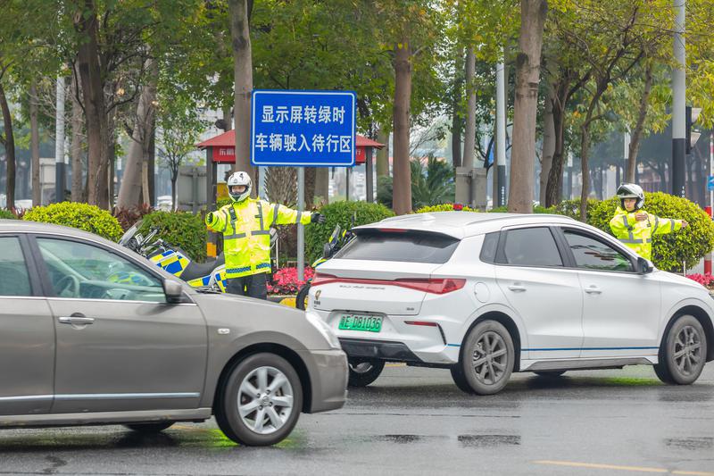 春节将至,佛山市公安交警支队交警铁骑持续加强巡逻力度,在佛山大道执勤点,交警正在执勤,指挥汇入路口的车辆有序通行。佛山日报记者王澍摄