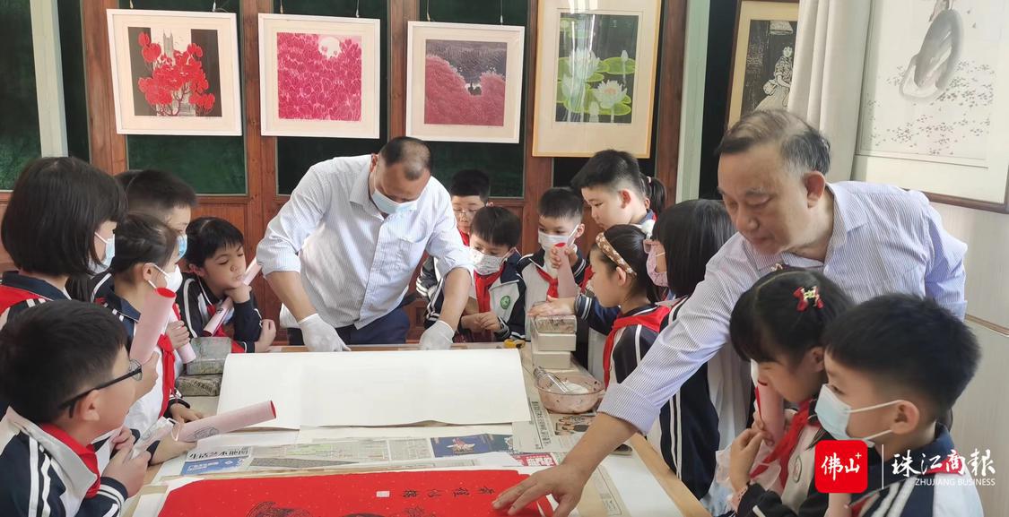 在非遗技术工作坊,师傅还邀请同学们体验拓印木刻版画。.jpg