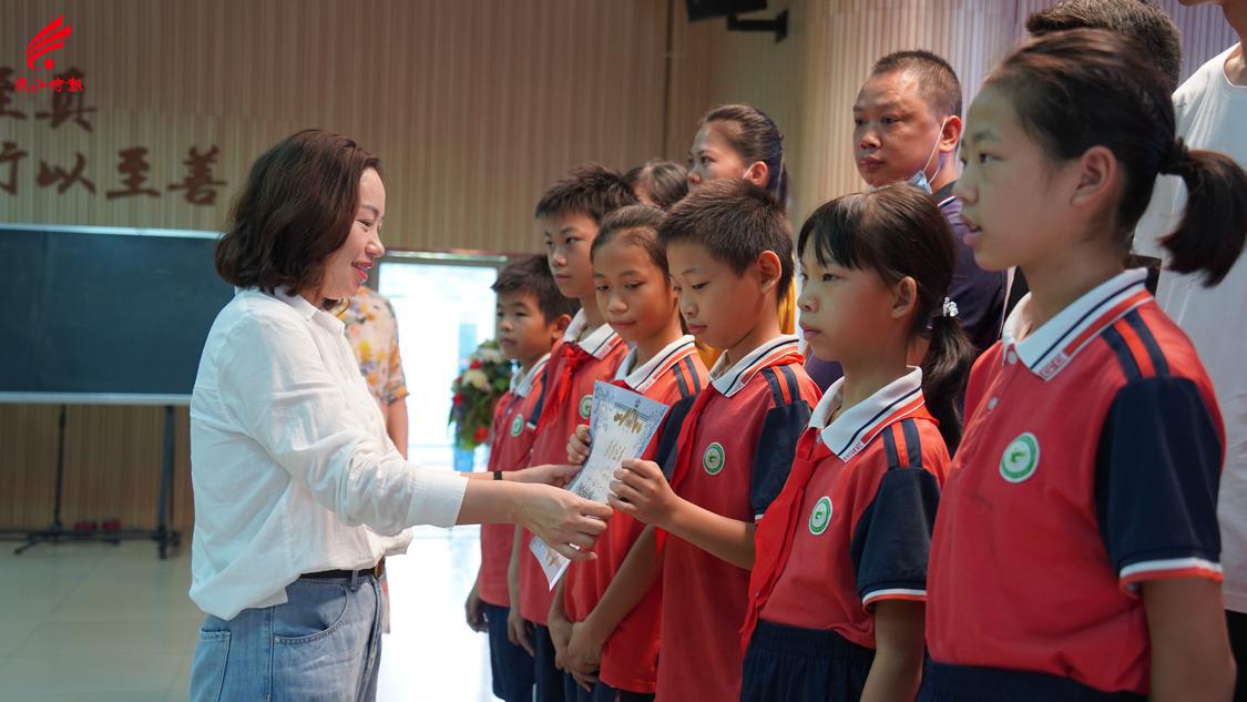 校长周洁葵为学生颁发劳动荣誉证书。.jpg