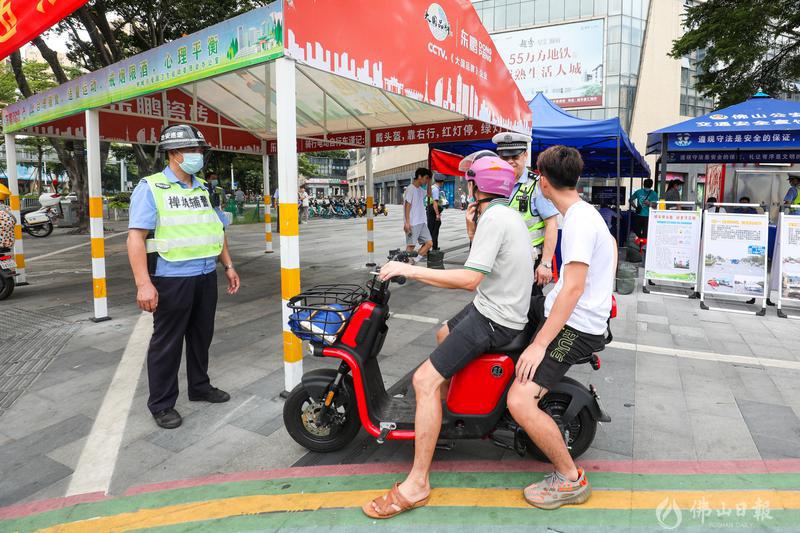 为切实把“畅通工程”落到实处,有效压减涉摩托车、电动自行车交通事故,保障人民群众交通出行安全,9月起,佛山公安在全市范围内开展摩托车、电动自行车违法行为专项整治。 2021年9月1日,佛山公安在全市范围内重点对未佩戴头盔、逆行、不按规定车道行驶、违规载人、闯红灯等交通违法行为进行治理。佛山日报记者符诗贺摄