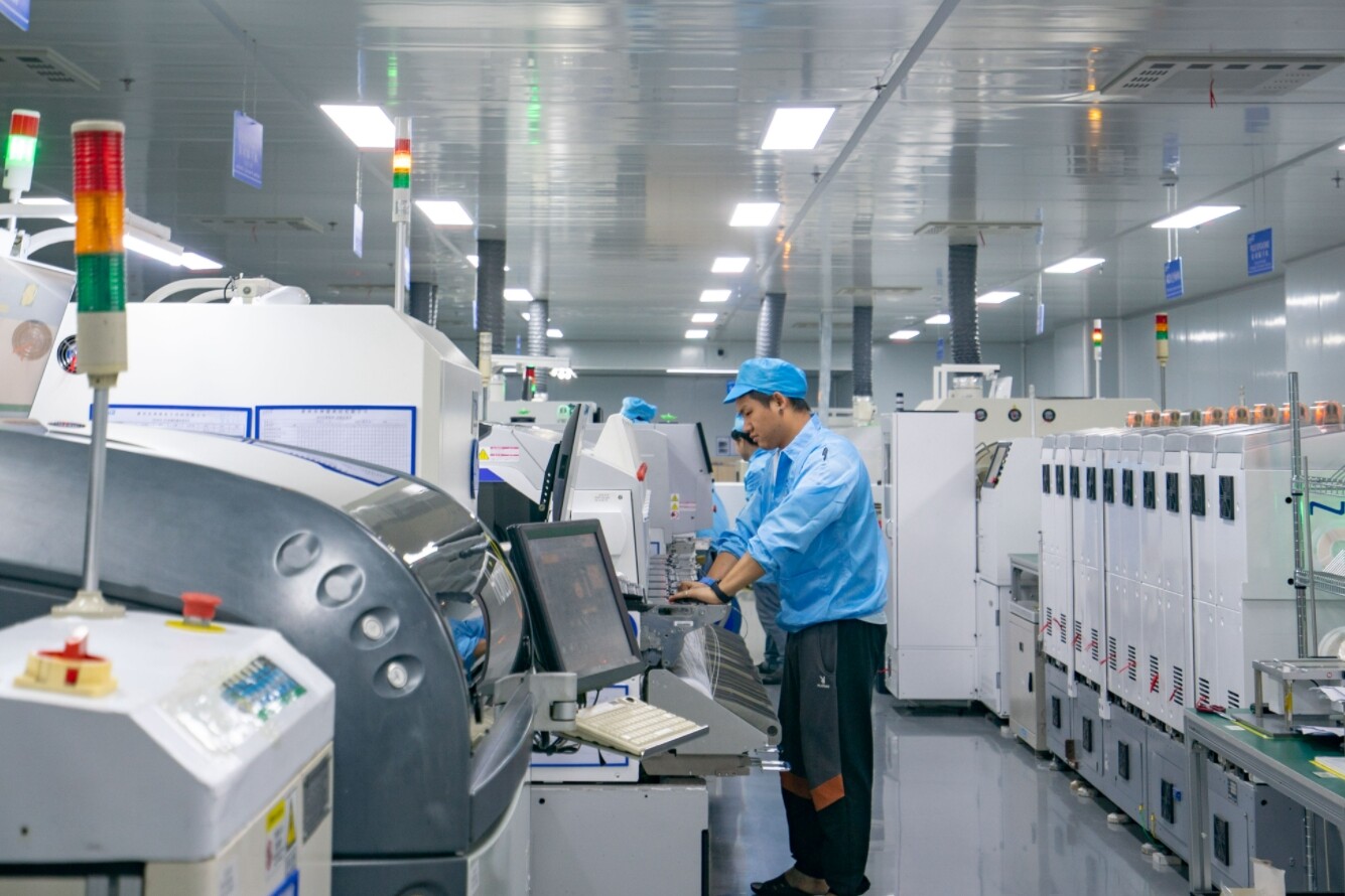 博罗七彩虹AI科技园内企业的生产车间。惠报全媒体记者汤渝杭 摄 博罗七彩虹AI科技园内企业的生产车间。惠报全媒体记者汤渝杭 摄