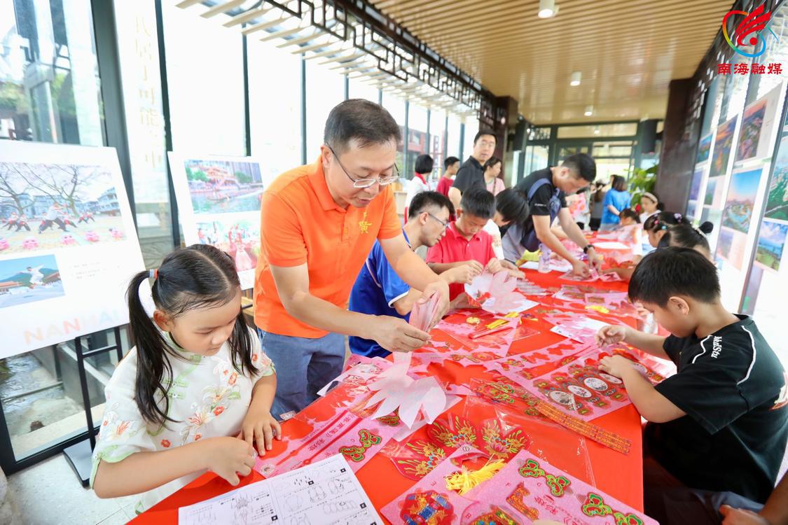 佛山彩灯非遗项目市级代表性传承人黄宏宇指导市民制作彩灯。.jpg