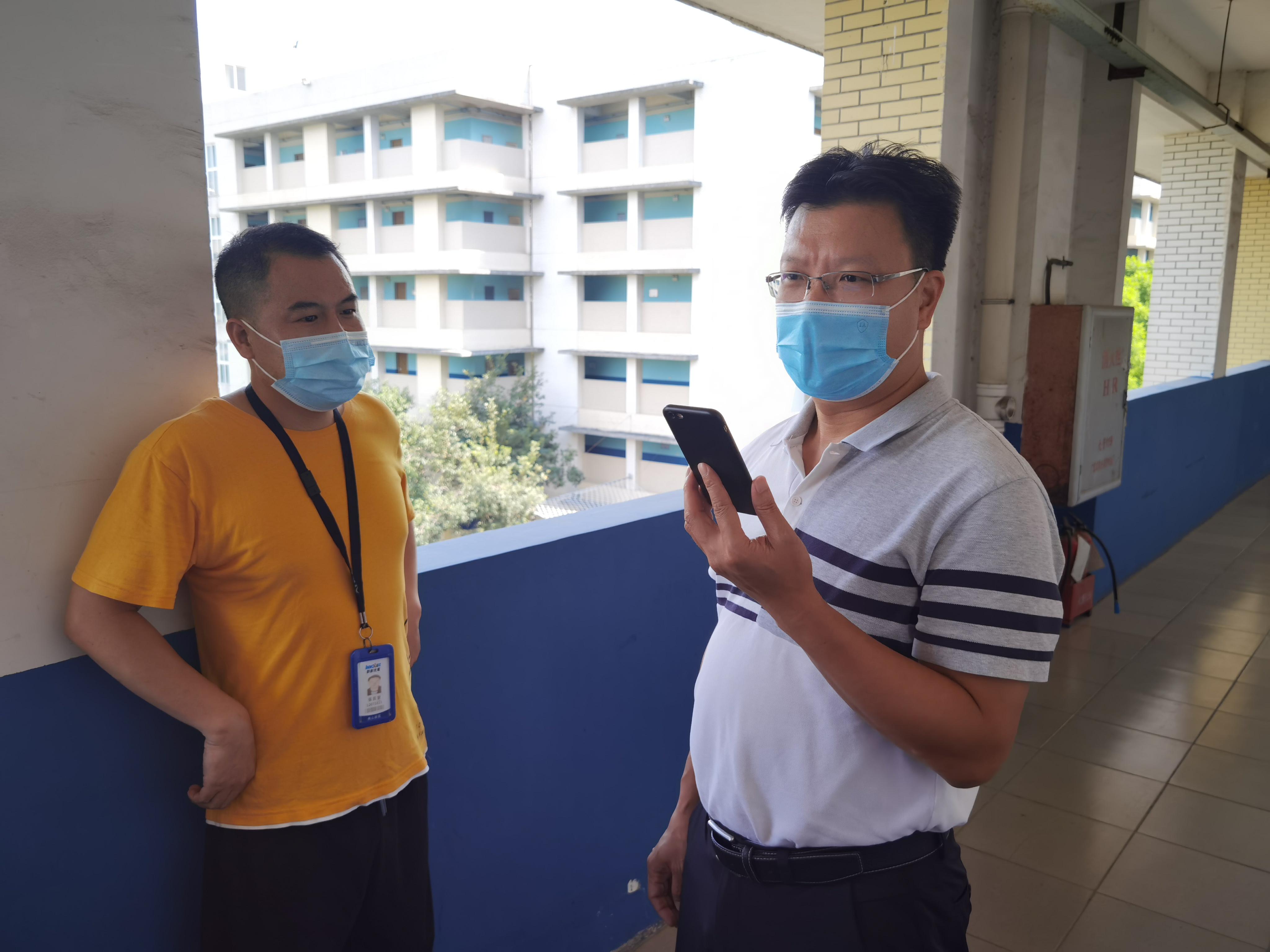麦满良给企业被隔离人员打电话,送去节日祝福