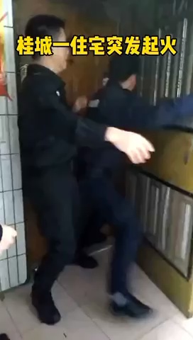 南海桂城一住宅起火,南海特警破门救出受困老人。视频/南海公安提供