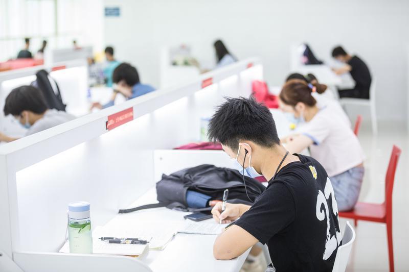 7月17日上午，佛山市图书馆自习室。/佛山日报记者王伟楠摄