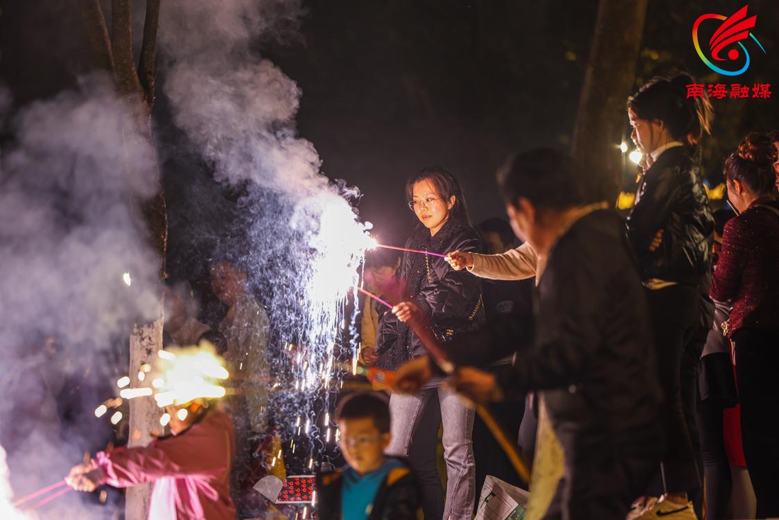 市民燃放烟花。佛山市新闻传媒中心记者黄永程 摄.jpg