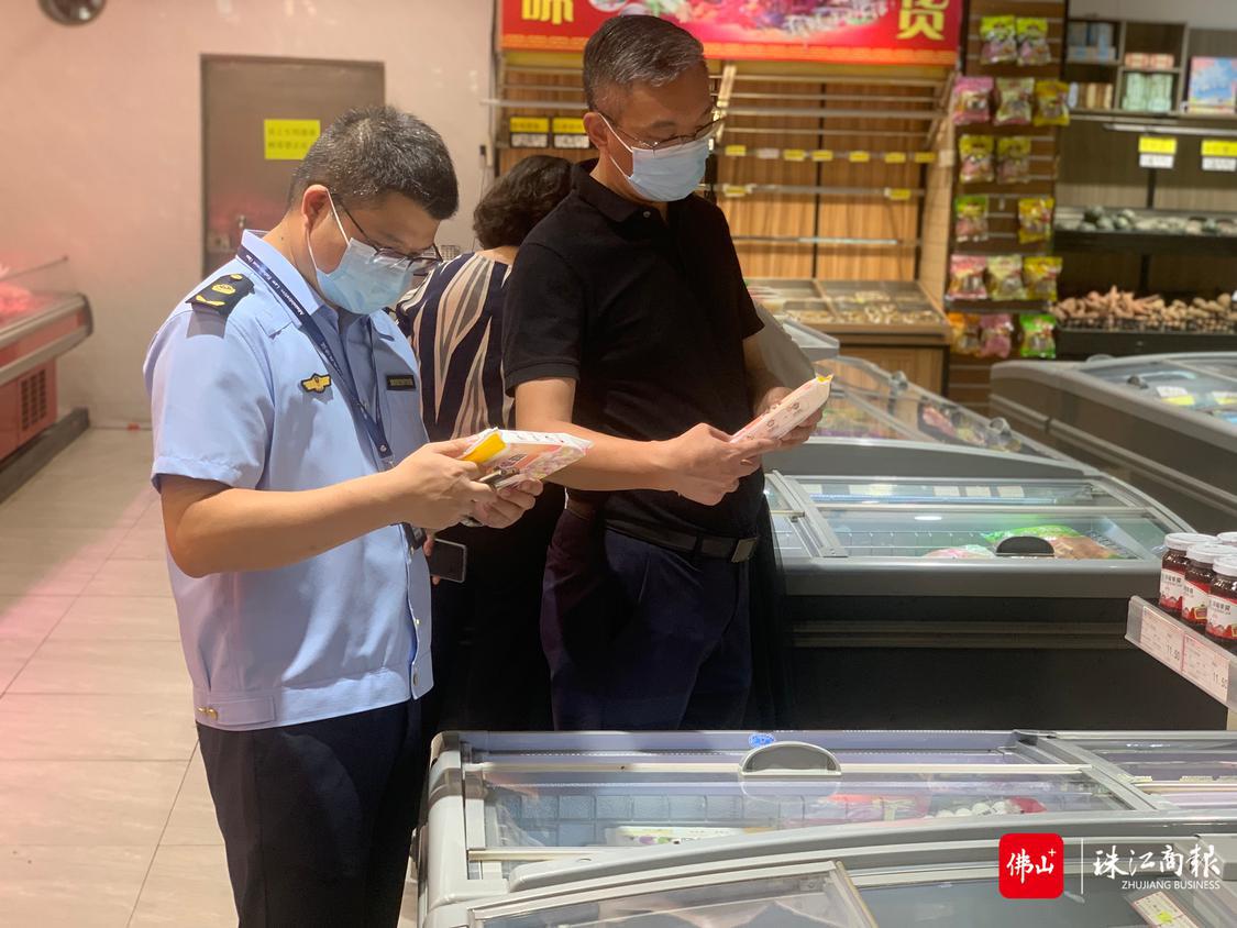 陈村镇党委书记霍茂昌带队检查食品安全.jpg