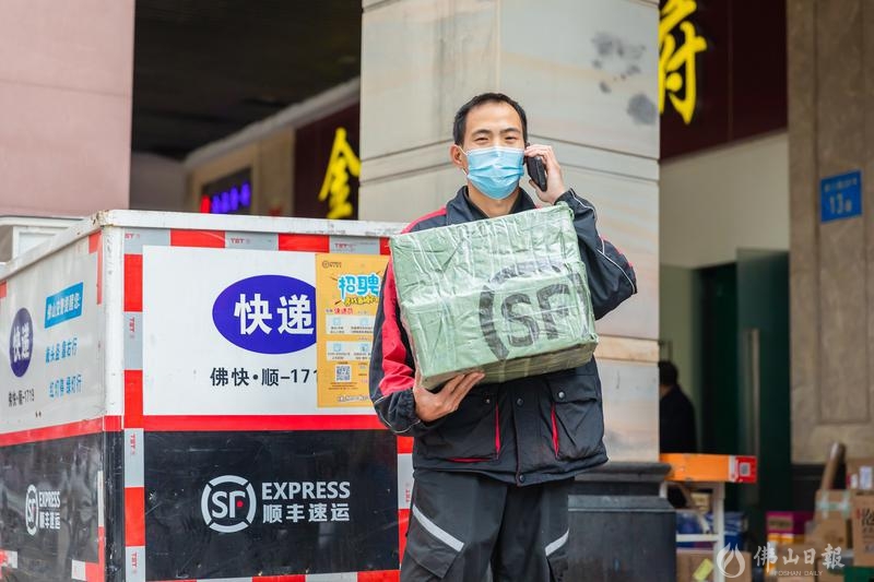 临近春节,不少市民选择就地过年,寄收快递的需求比较高,一大早,顺丰速运的工作人员雪年枢驾驶快递车抵达碧桂园城市花园小区收派件,现场雪年枢正在给业主打电话,询问其是否在家。/佛山日报记者王澍摄