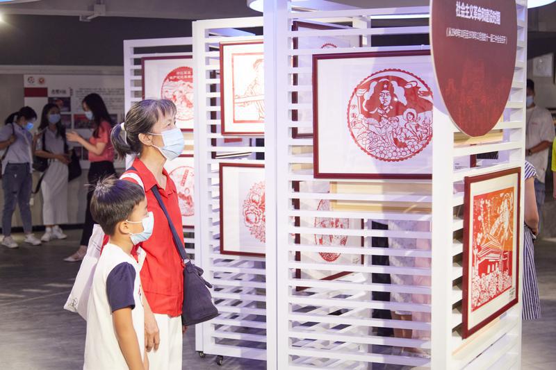“百幅剪纸颂党恩”作品展7月26日在佛山市禅城区文化馆举行。现场吸引了不少市民前来观展。佛山日报记者吕润致摄