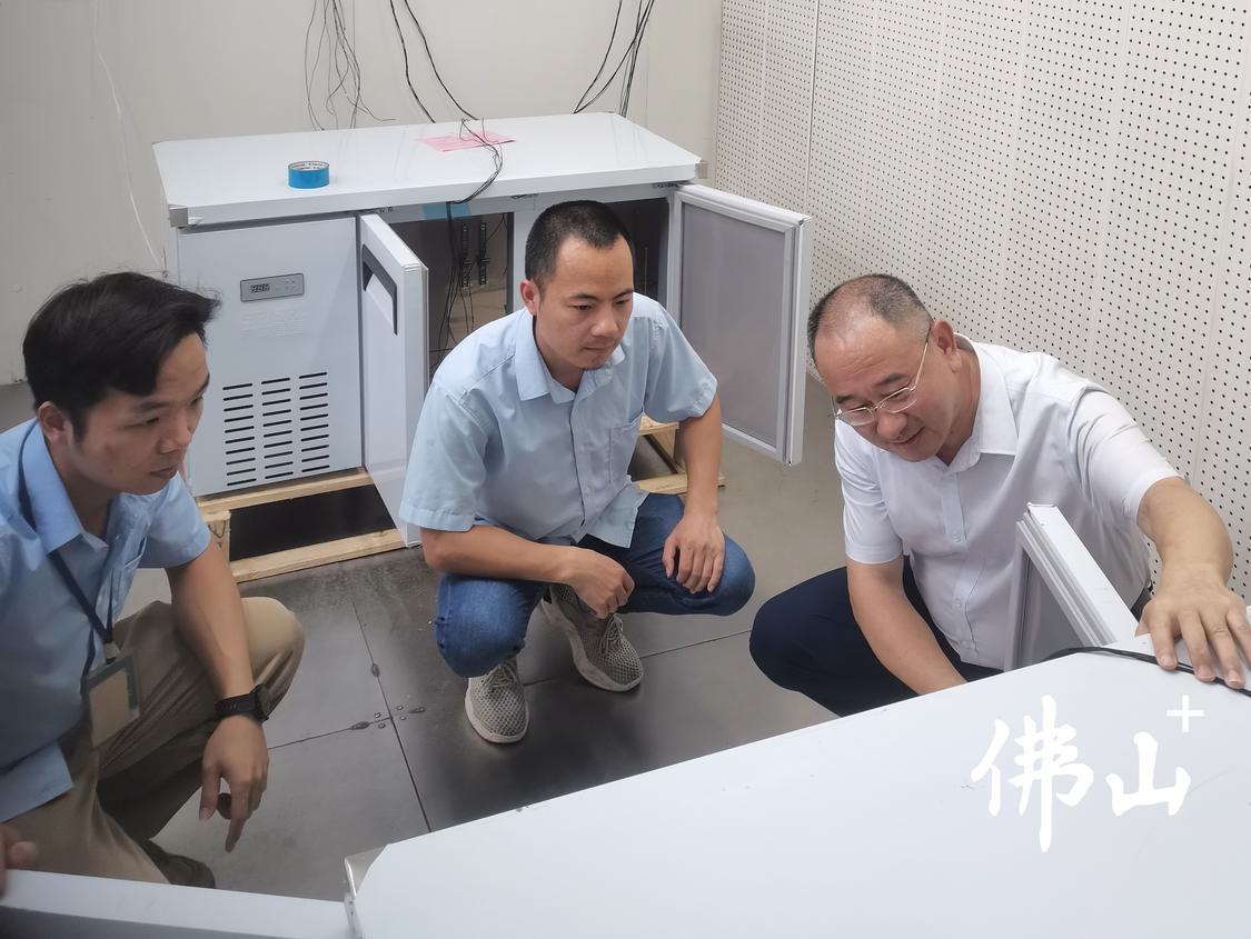 陈拥军团队在实验室商量产品测试方案。_看图王.jpg