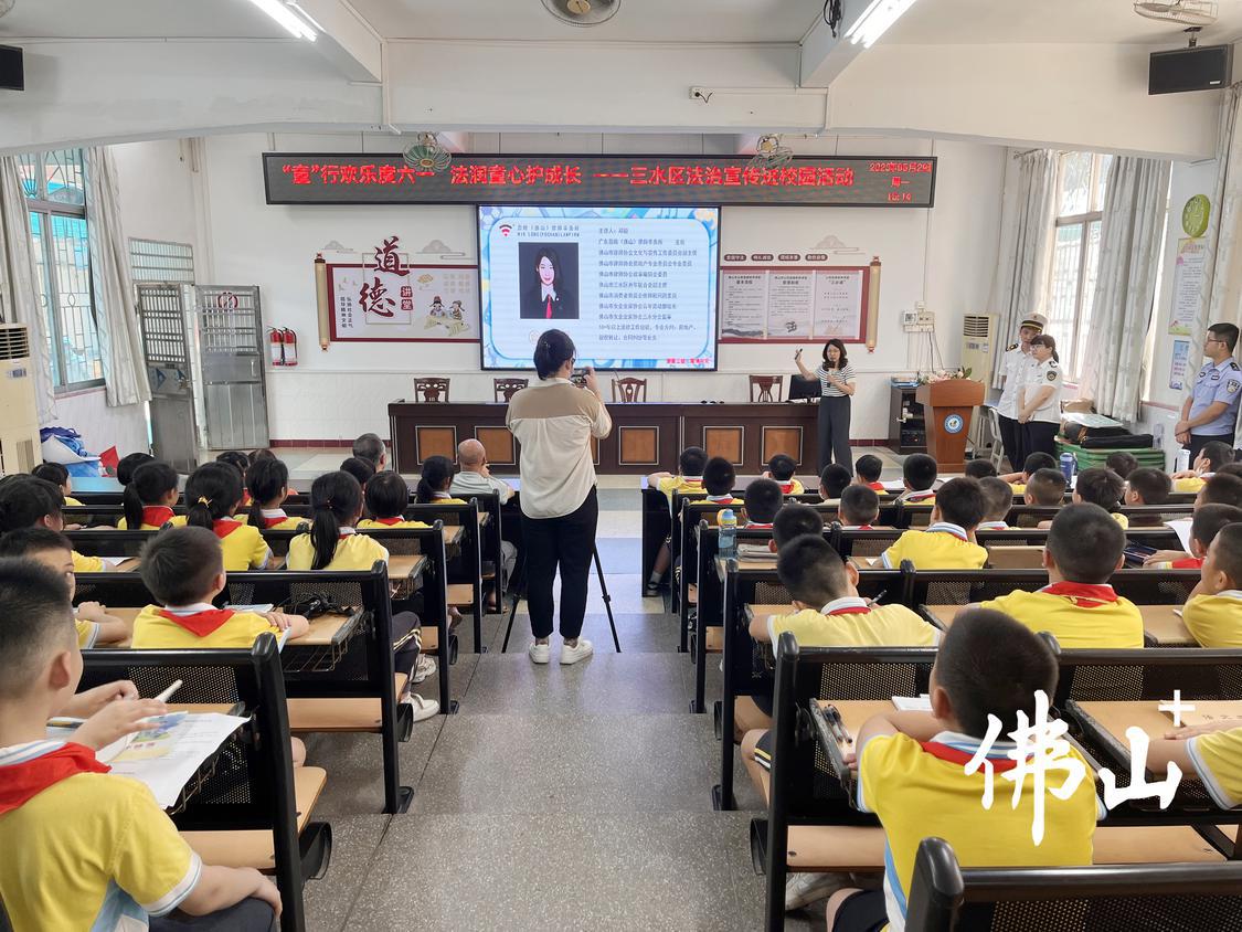 邓毅律师为同学们上了一节妙趣横生的普法课。.jpg