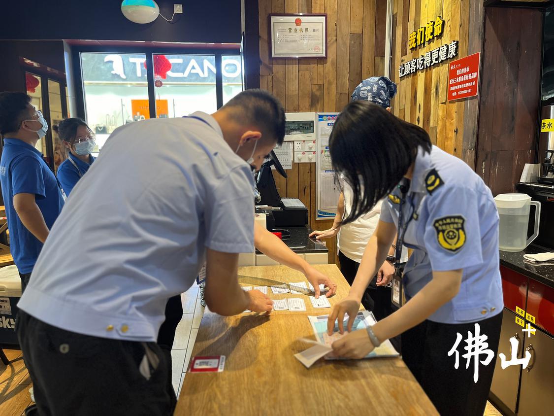 三水区市场监督管理局对杜太住家饭三广店开展食品安全检查及监督抽检。.jpg