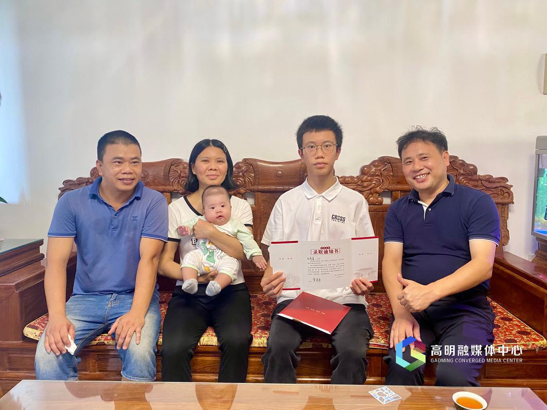 佛山市高级中学党委书记谢善维向准高一新生仇彦基送达录取通知书。冯慧雯摄.jpg