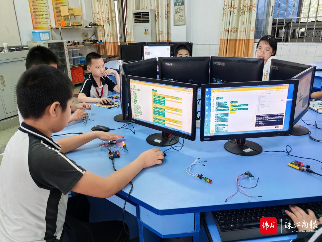 学生上智能硬件课1.jpg