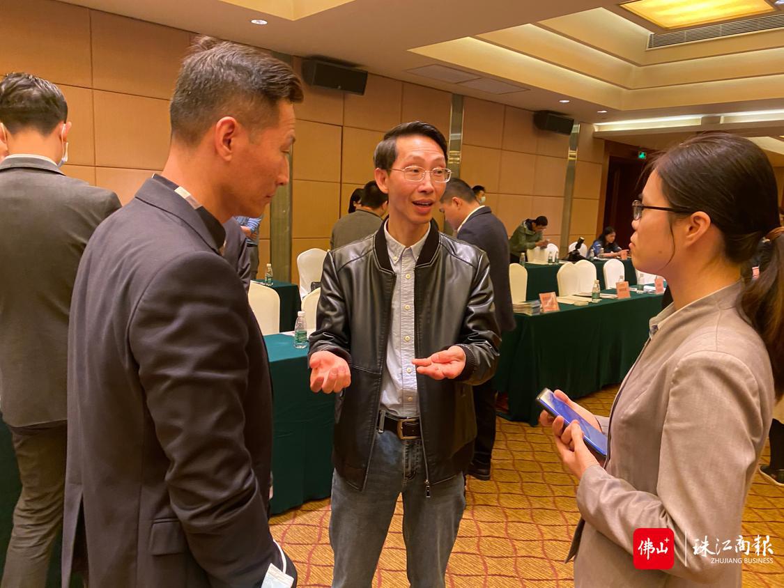 顺德旅游协会监事长单位、上游国旅董事副总经理杨建辉（中）与同行交流开展顺德游的心得体会。.JPG