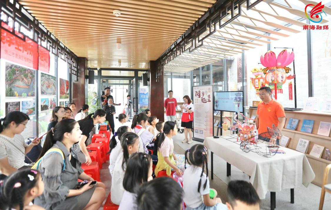 佛山彩灯非遗项目市级代表性传承人黄宏宇向市民介绍佛山彩灯。 (2).jpg