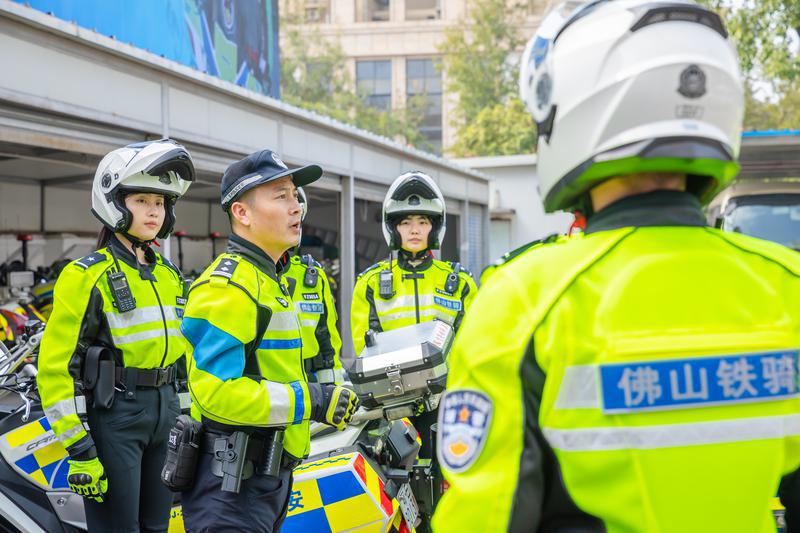 春节将至,佛山市公安交警支队交警铁骑持续加强巡逻力度,中午12时许,第一轮任务执行完毕的交警铁骑回到大本营,佛山市公安局交警支队机动大队二中队中队长高峰正在对队员们上午的工作进行总结,并安排下午的相关工作。佛山日报记者王澍摄1