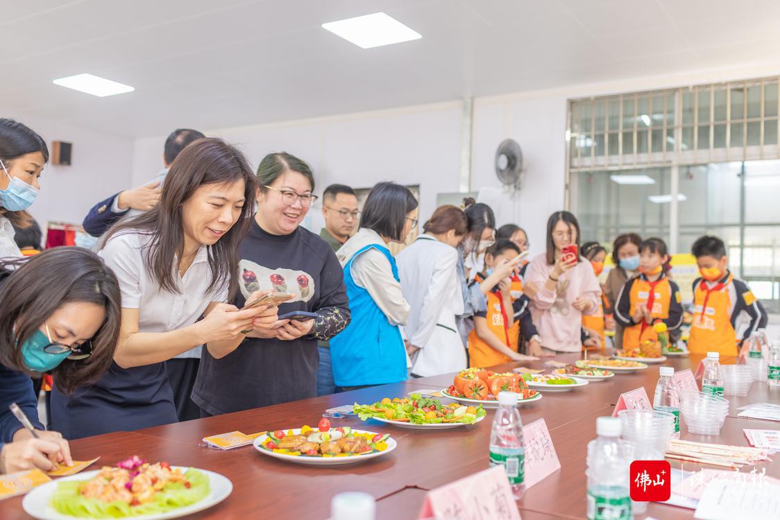 老师、家长以及嘉宾围观学生们制作的菜式。珠江商报记者周焯杰摄.jpg