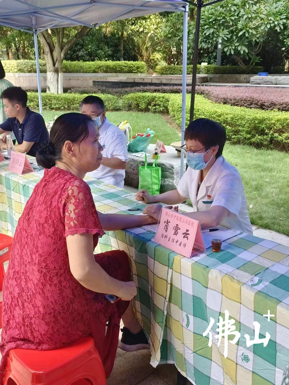 佛山市中医院三水医院医生为恒福新里程小区居民进行义诊。部门供图.jpg