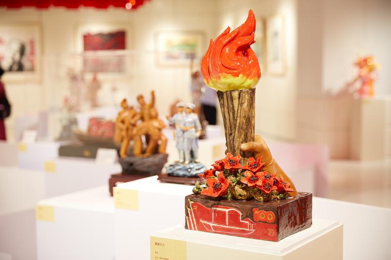 陶塑作品《星星之火》,作者:霍然均、霍嘉俊。/佛山日报记者吕润致摄
