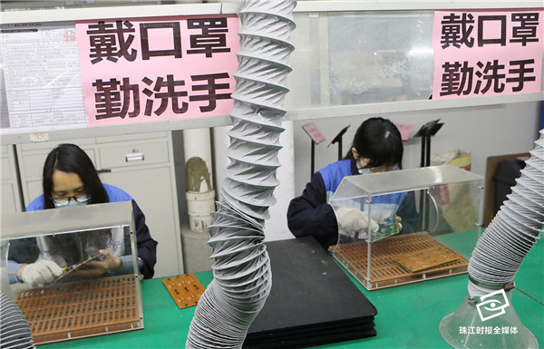 位于南海九江镇的广东中元创新科技有限公司在复工车间显眼位置张贴防疫宣传提示,员工自觉戴口罩。珠江时报记者戚伟雄 摄