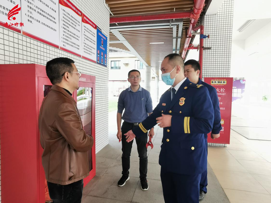 校长杨鹏（左一）陪同南海区消防救援大队领导督查校园消防安全设施。.jpg