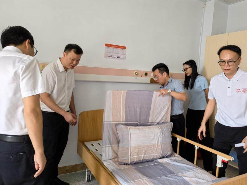 揭牌仪式后,与会嘉宾参观病房。 揭牌仪式后,与会嘉宾参观病房。