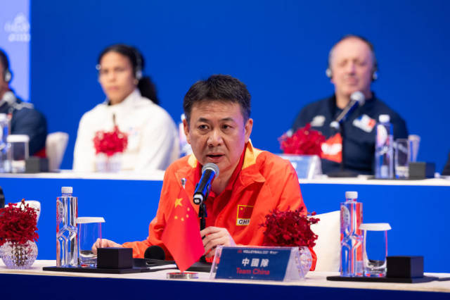 5月27日,中国女排主教练蔡斌在新闻发布会上。新华社记者 张金加 摄