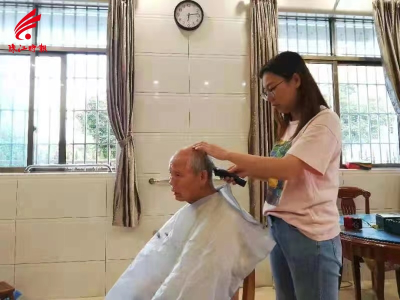 周惠贞帮家公理发.jpg